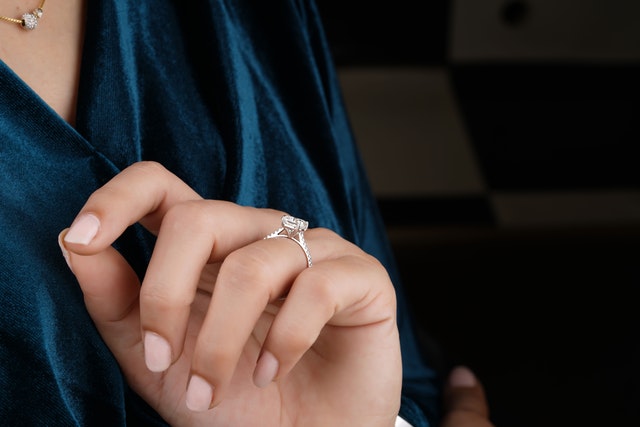 10 Tips For Buying An Engagement Ring - Mudrika